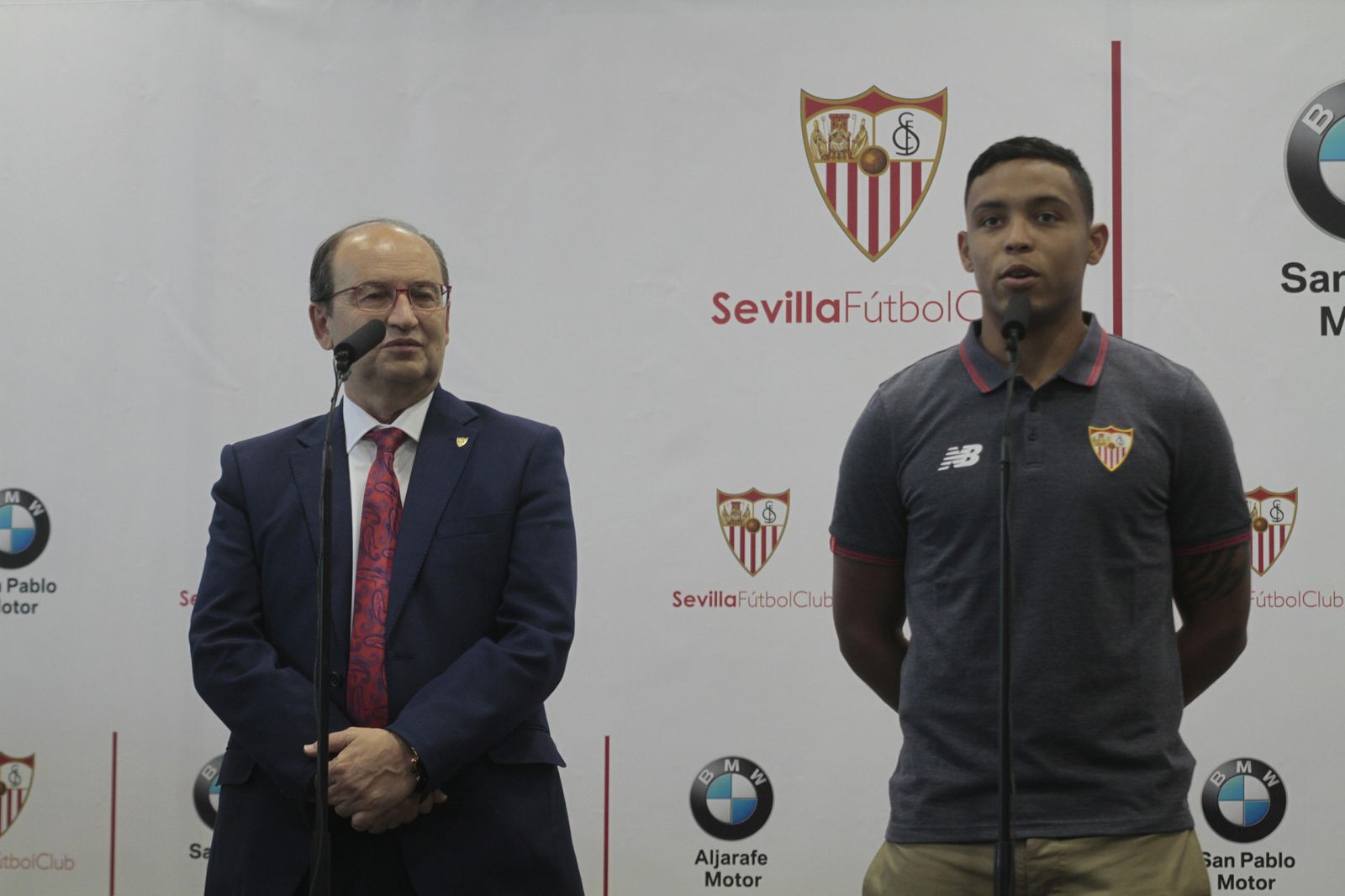 José Castro atiende a los medios de comunicación en la presentación de Luis Muriel.