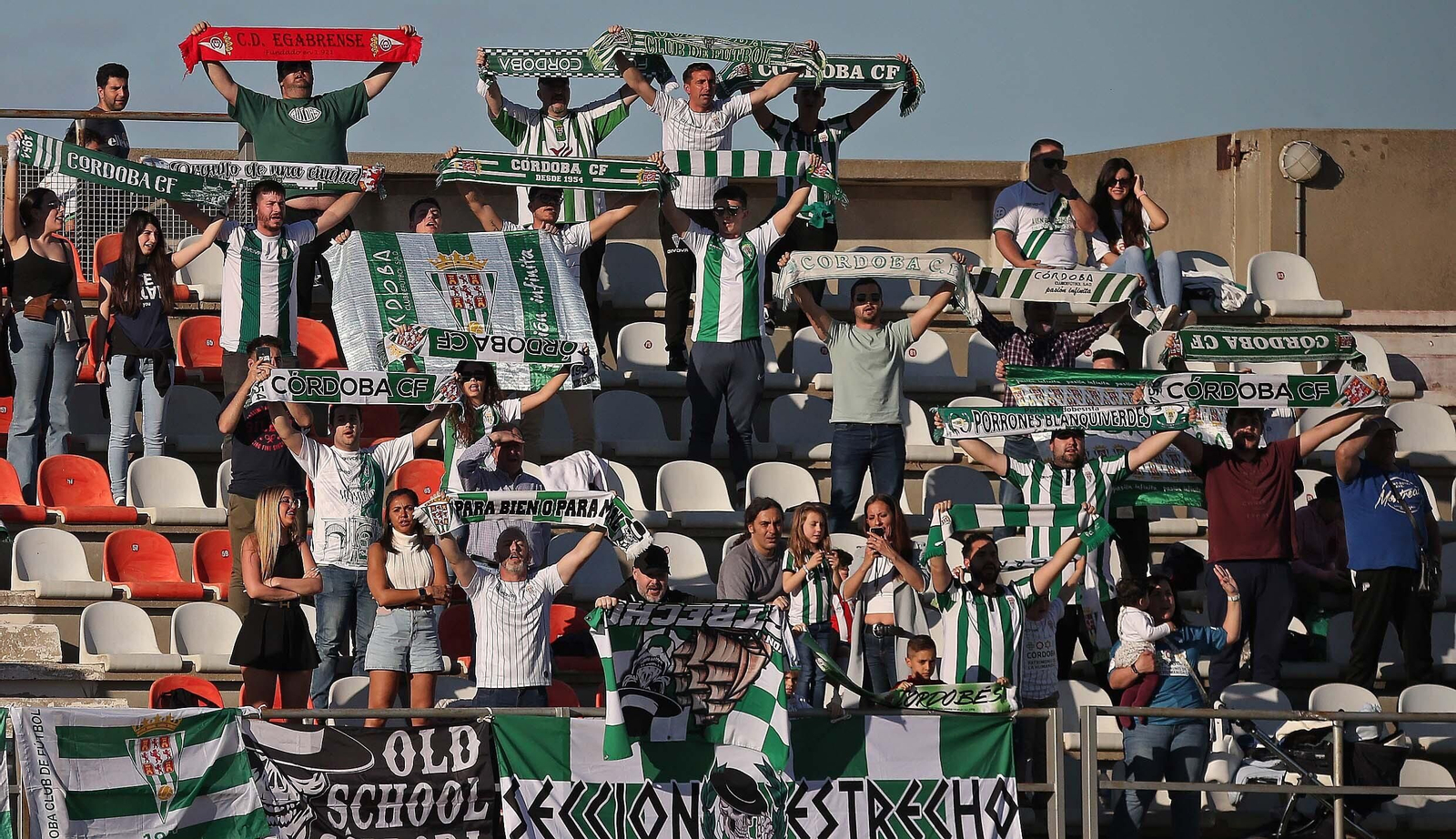 Fotos de la afición durante el Algeciras - Córdoba en el Nuevo Mirador