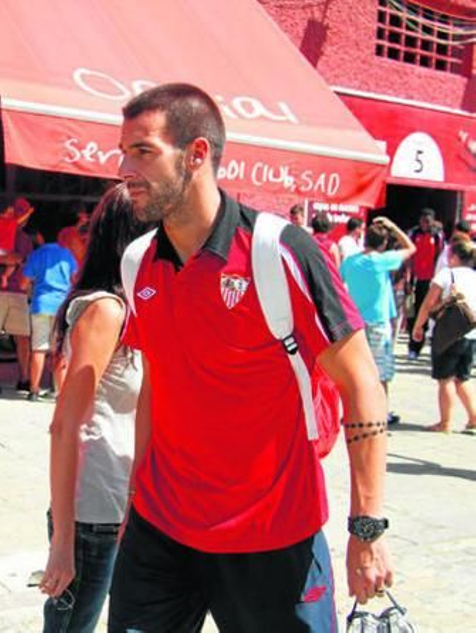 Negredo, ayer hacia las tres de la tarde, hora en la que partió el Sevilla hacia Albania.