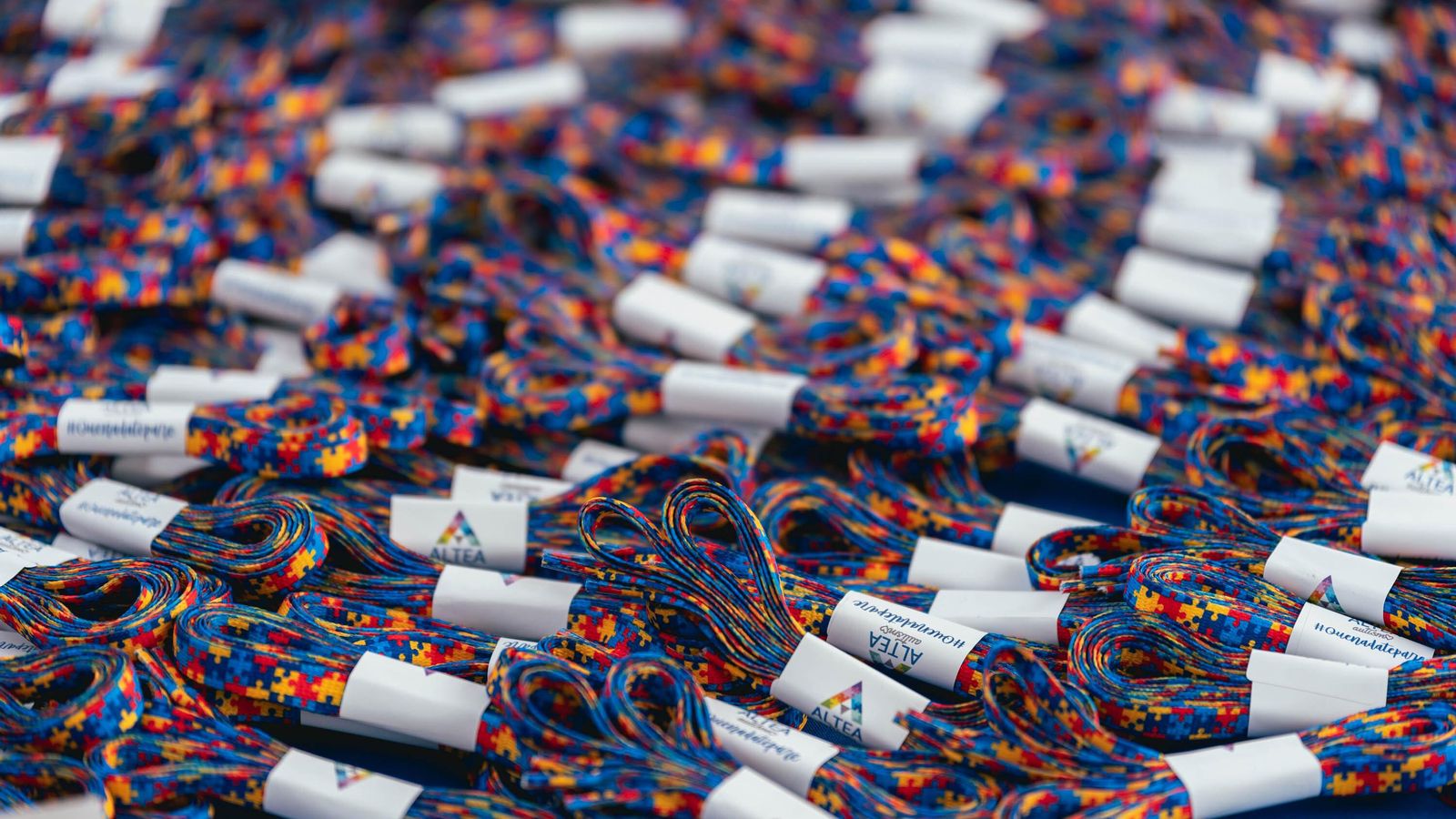 Cordones solidarios que han sido puestos a la venta para ayudar a este colectivo.