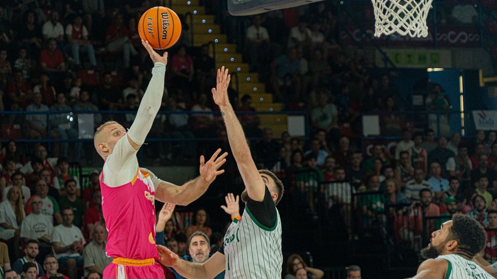 Bilalovic lanza a canasta desde cerca.