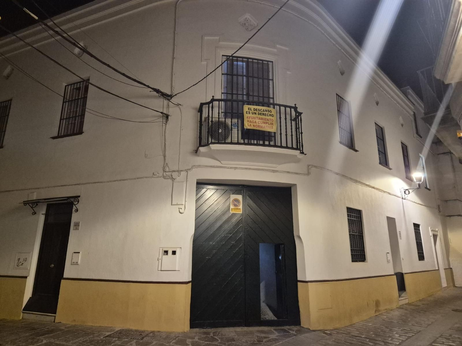 Imagen de nuevos carteles de protesta en fachadas de viviendas del centro.