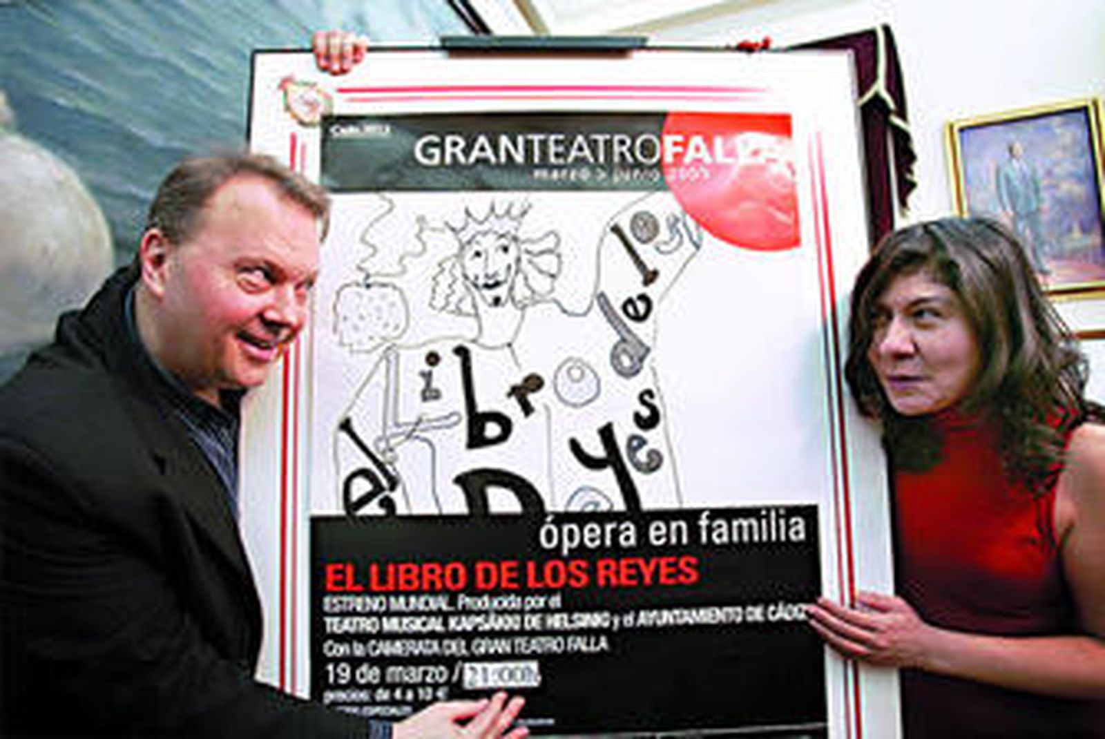 El compositor Timo-Juhani Kyllönen y la autora del libreto, Maritza Núñez, sujetan el cartel de la ópera familiar 'El libro de los Reyes'.