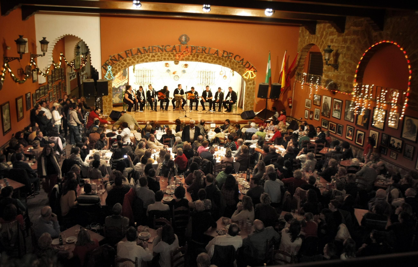 Imagen de archivo de un espectáculo en la peña La Perla de Cádiz.