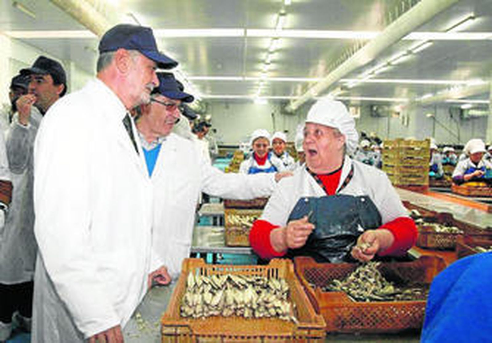 José Antonio Griñán, en la conservera Usisa de Isla Cristina.