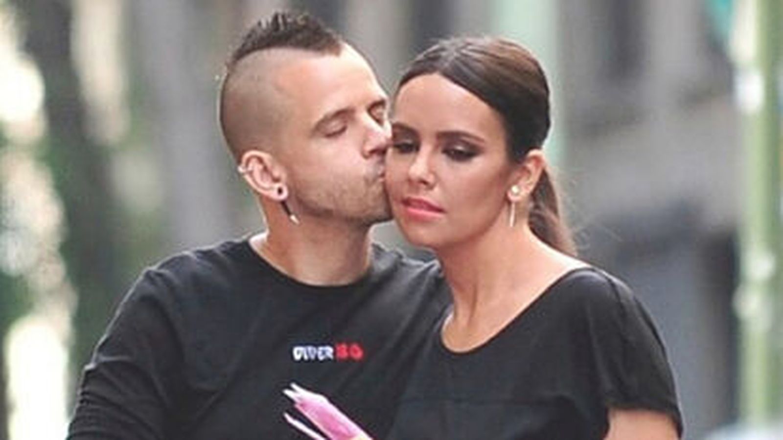 Dabiz Muñoz besa a Pedroche tras el susto del incendio.