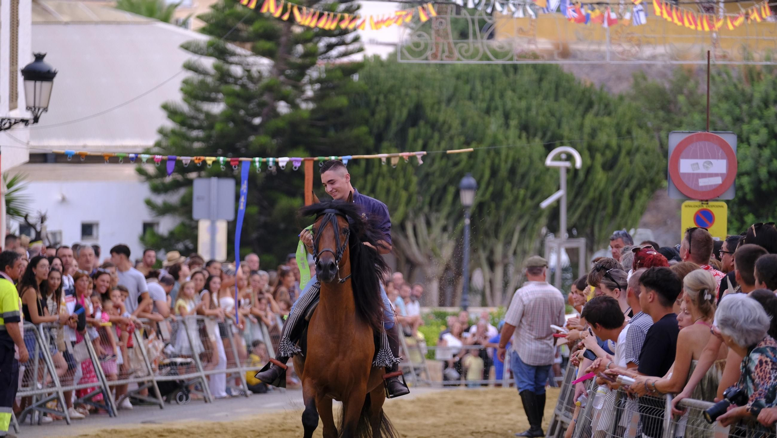 La popular carrera de cintas a caballo de las Fiestas de Mojácar, en imágenes