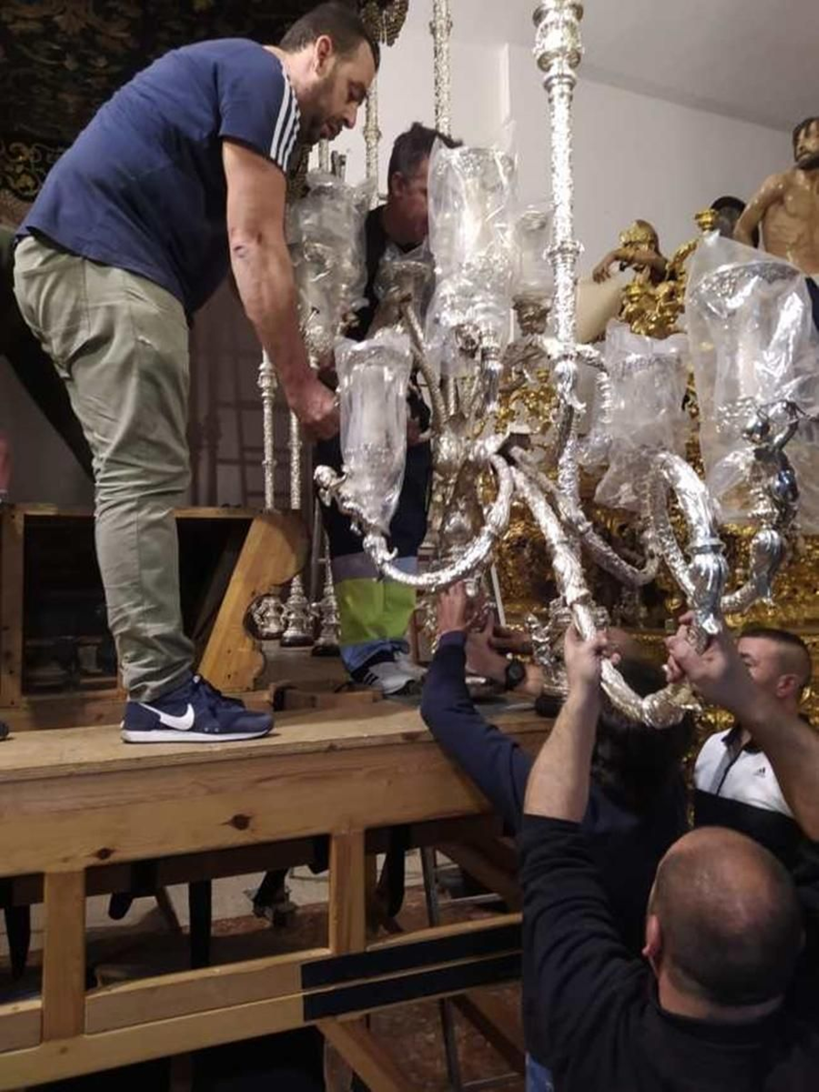 Priostes montando el palio de la Esperanza de la Yedra.