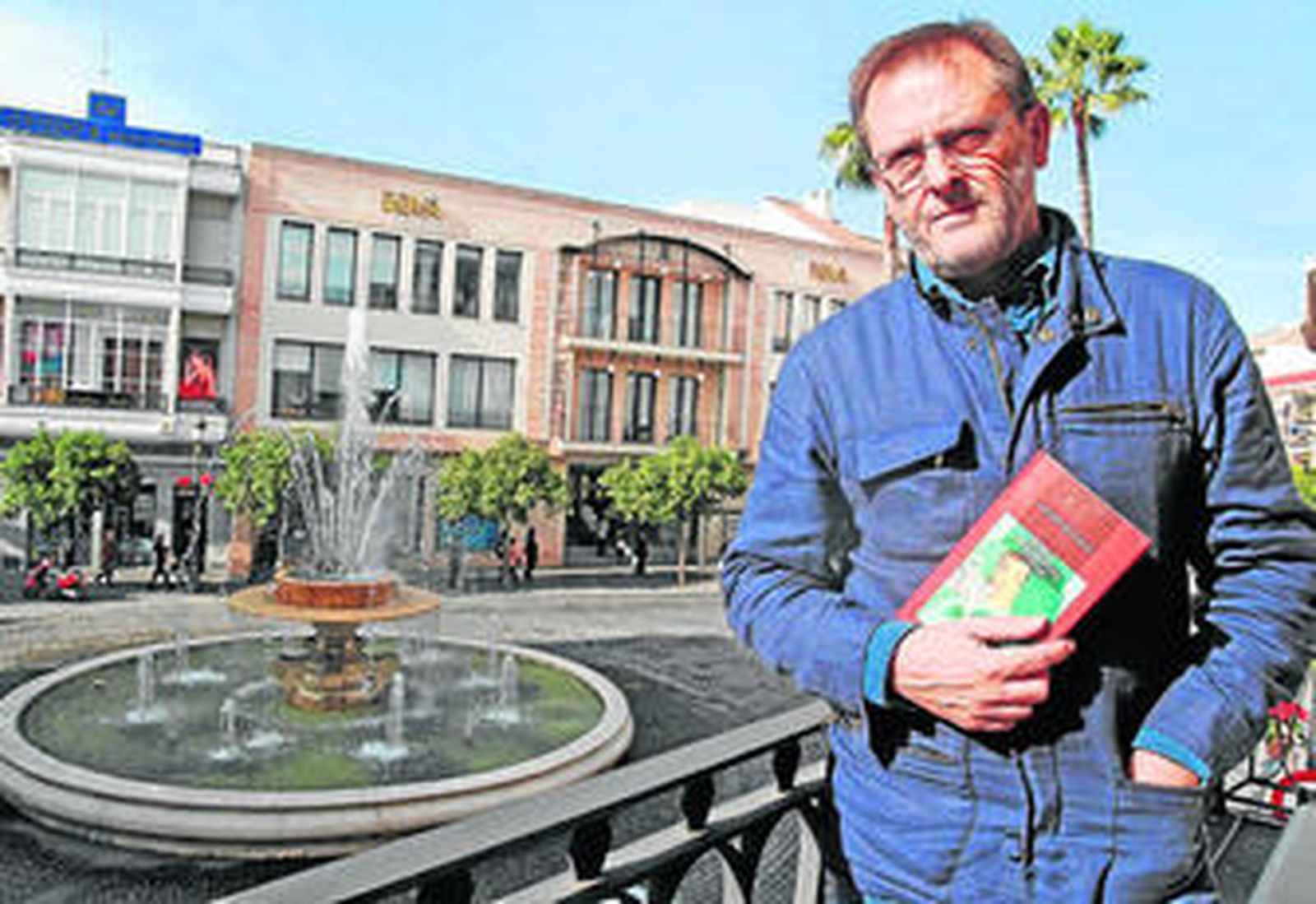 Antonio Reyes posa con su libro en uno de los balcones de Diario de Jerez, ayer.