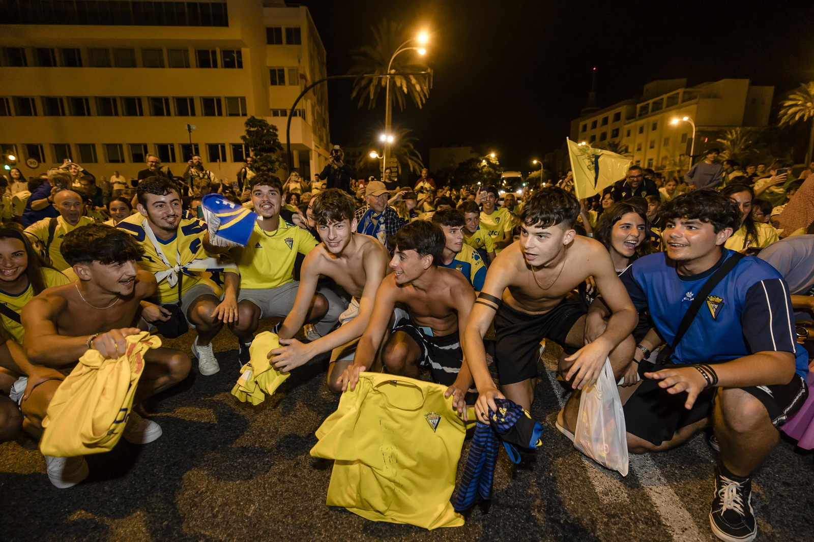 Las imágenes de la afición del Cádiz C.F. celebrando la permanencia en la fuente más cadista