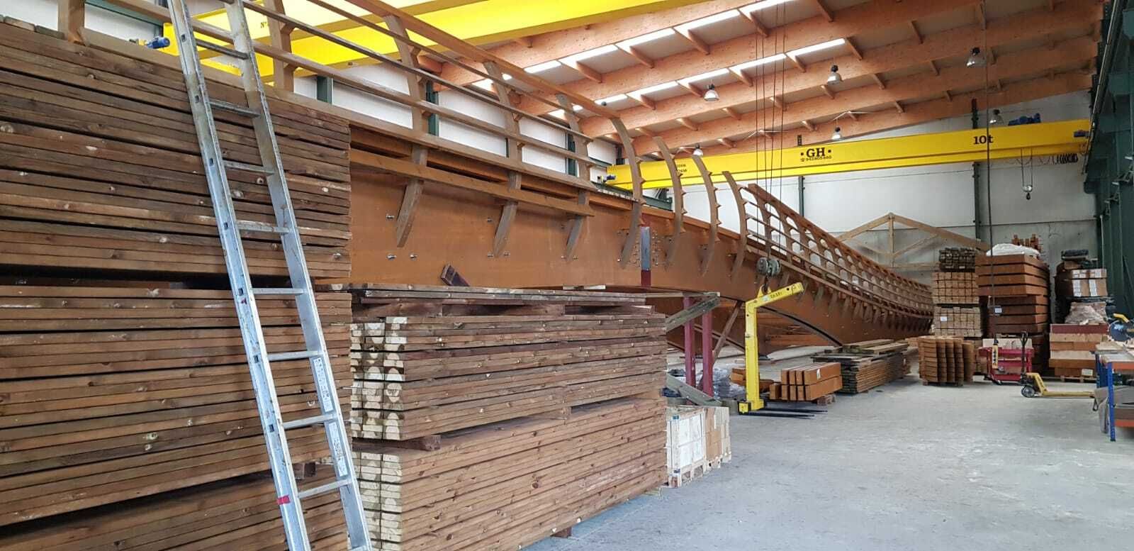 Pasarela de madera sobre el río Guadalhorce