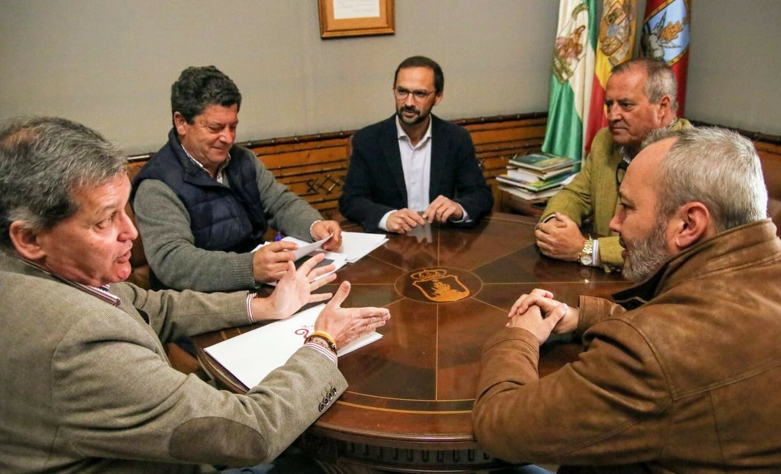 El alcalde y el presidente de la Real Sociedad de Carreras de Caballos de Sanlúcar, durante la reunión en el Ayuntamiento.