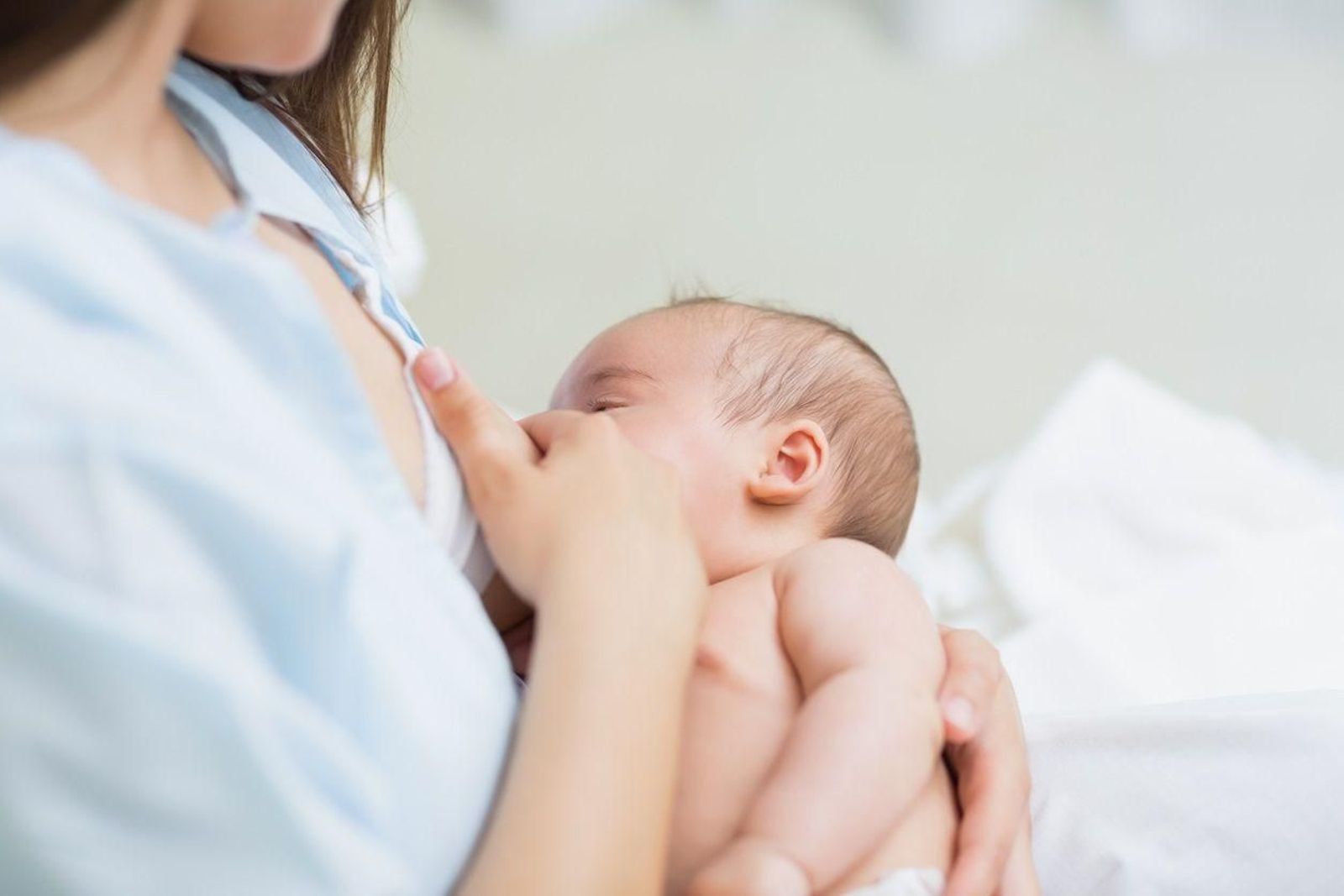 Una madre amamanta a su bebé. Una madre amamanta a su bebé.