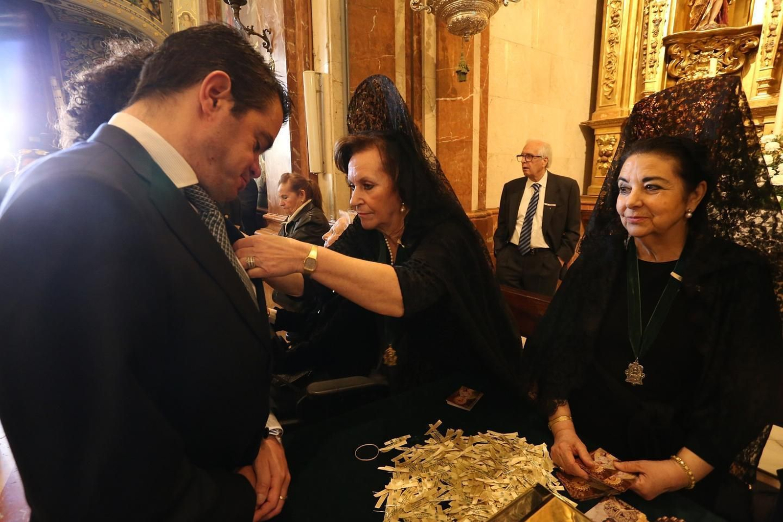 Visita a la basílica de la Macarena en el mañana del Jueves Santo.