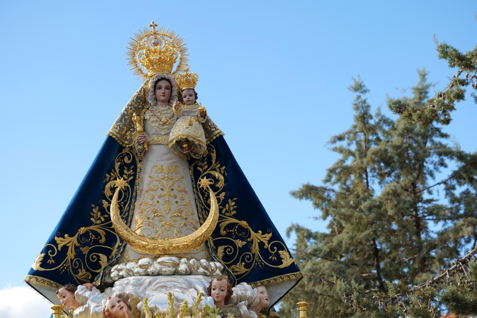 Procesión de la Virgen de Luna tras su coronación canónica
