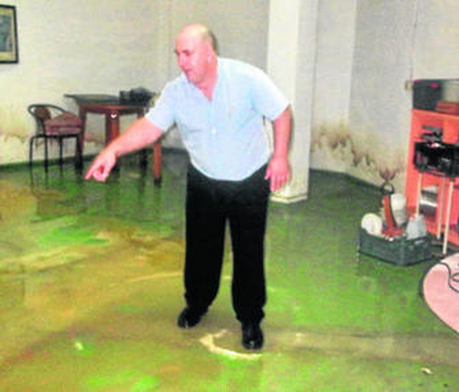 El propietario de un bar de Las Norias muestra su sótano anegado.