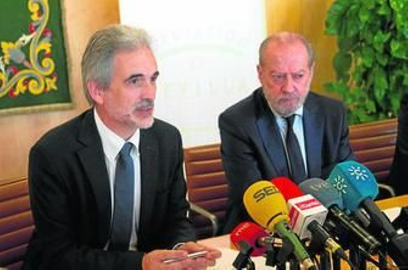 El consejero de Salud, Aquilino Alonso, y el presidente provincial, Fernando Rodríguez Villalobos, durante la firma del convenio.