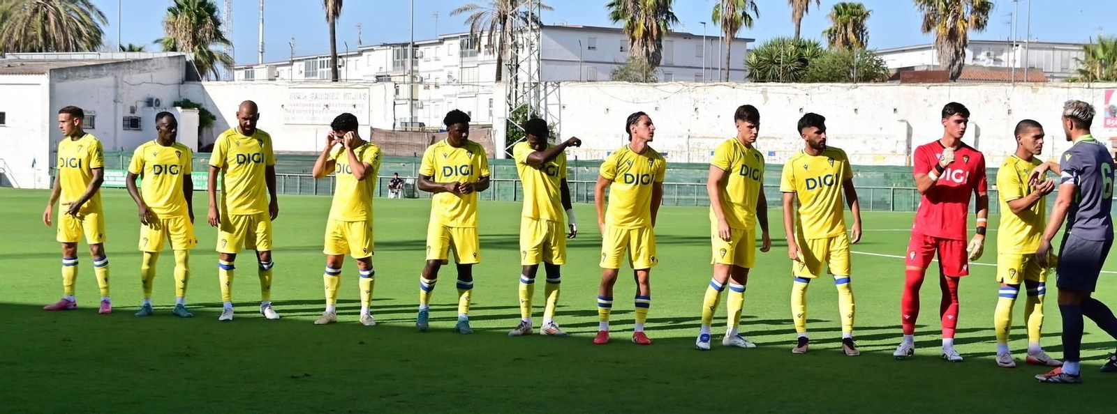 Formación inicial del Cádiz en el reciente partido contra el Ceuta.