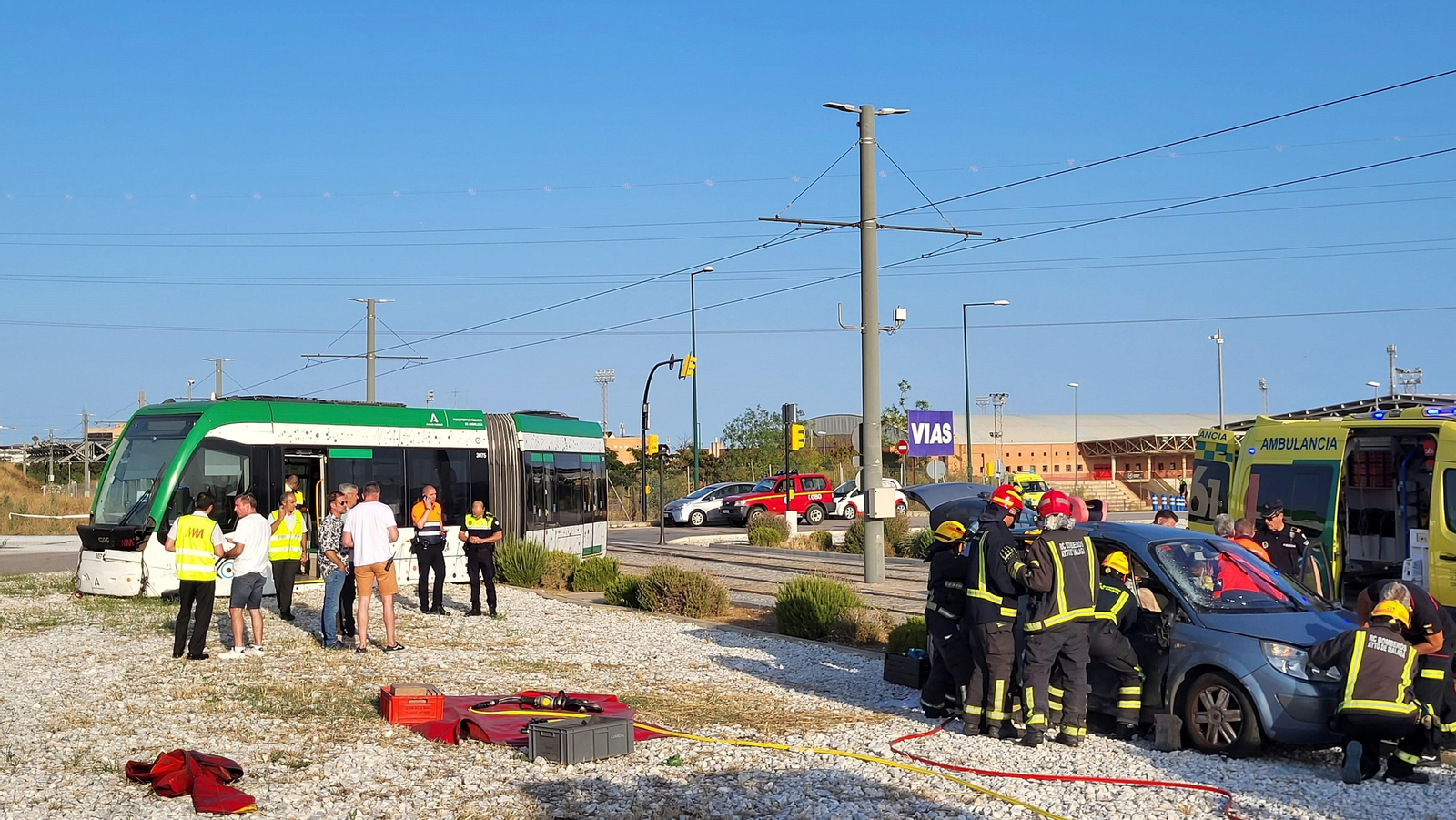 Las fotos del accidente entre el Metro de Málaga y un coche en El Cónsul