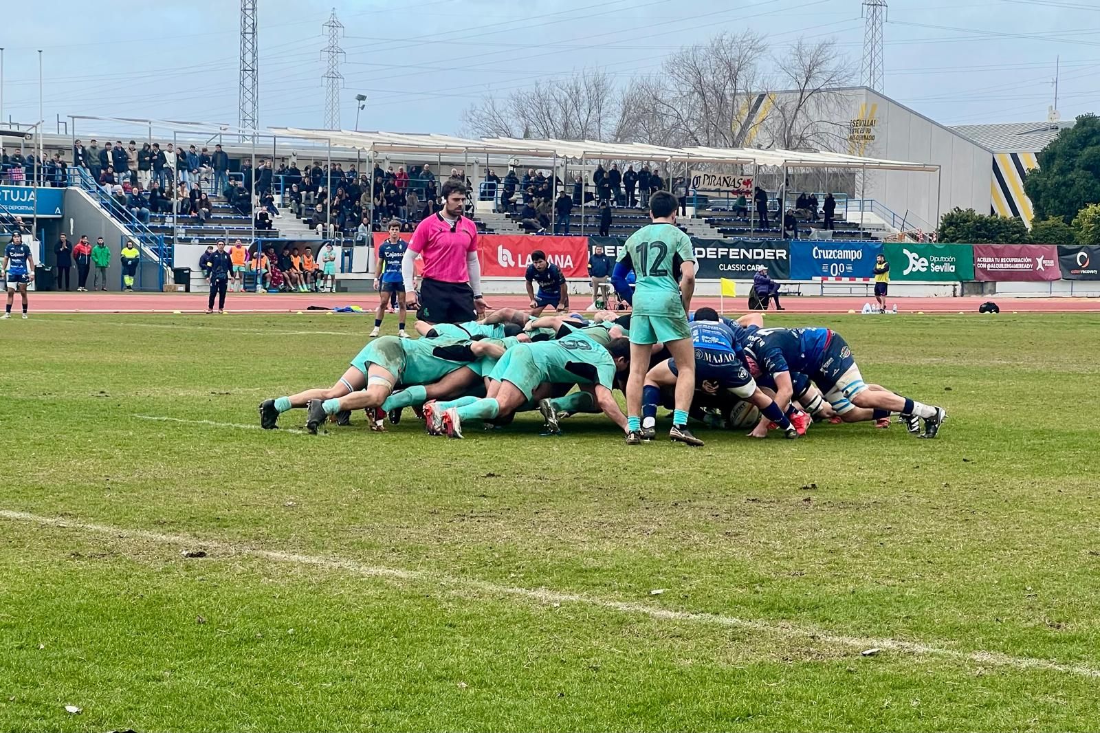 Manuel Vázquez introduce una melé cerca de la línea del Barça Rugby.