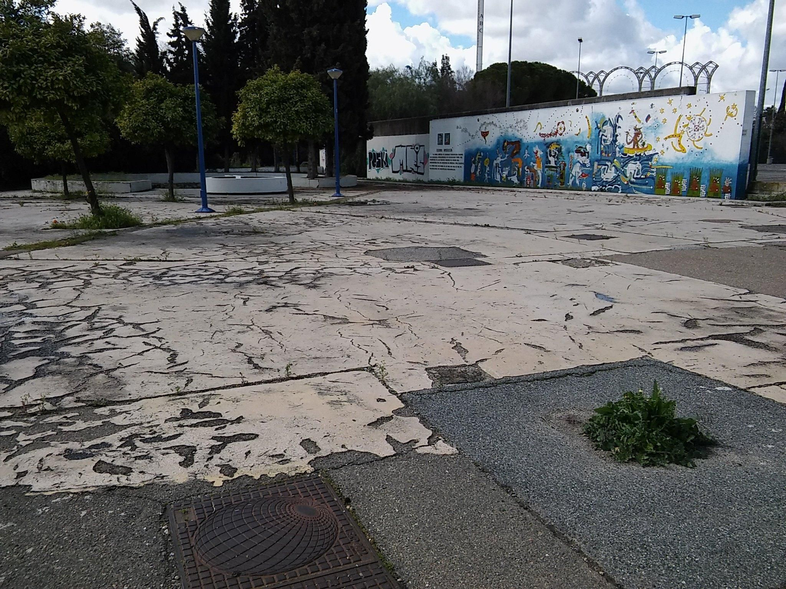 Una de las zonas que se encuentran en mal estado junto al puente de la Barqueta en la Isla de la Cartuja.