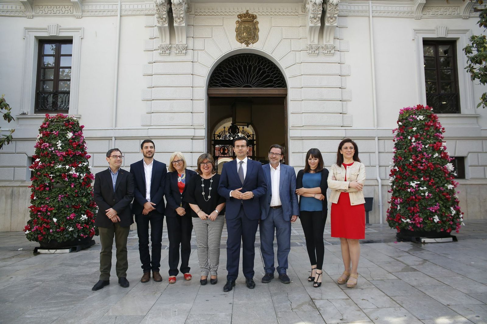 Paco Cuenca junto a los siete concejales que le han acompañado en estos últimos tres años