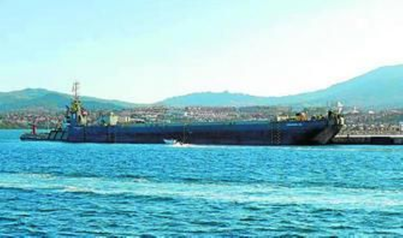 Imagen de las pontonas y sus remolcadores.