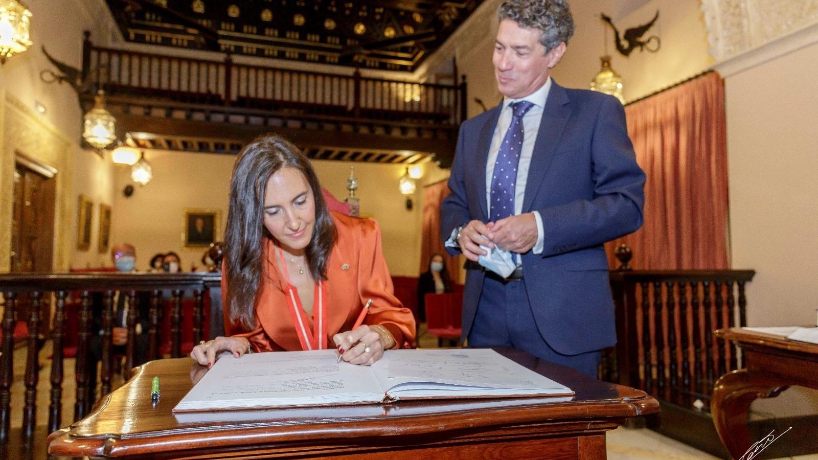 María Morales, con su padrino en la toma de posesión.