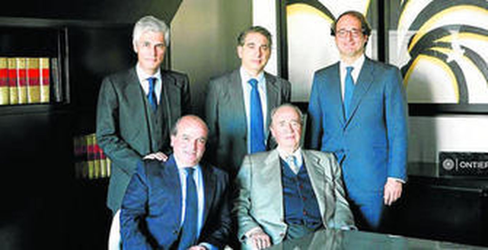 De izquierda a derecha, de pie, Adolfo Suárez Illana, Bernardo Gutiérrez de la Roza y Pedro Rodríguez Rodero. Sentados, Luis Miguel Martín Rubio y Ramón Hermosilla Martín.