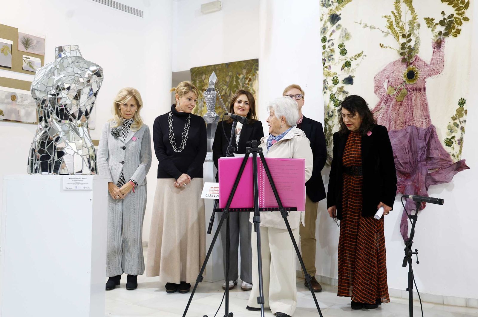 Imágenes del acto de clausura de la exposición "Bajo un mismo latido", en la Casa Colón de Huelva