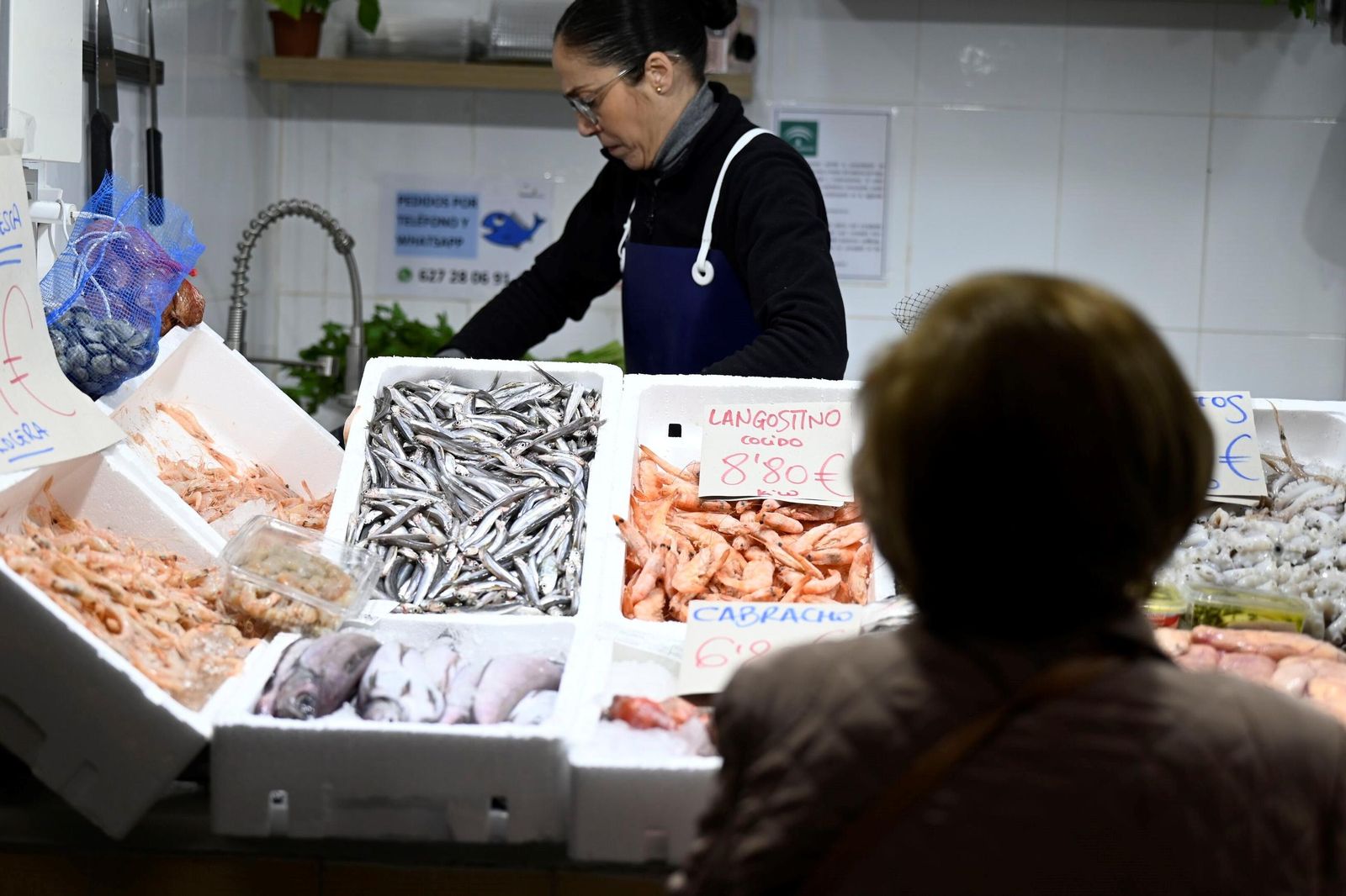 Una pescadería en un mercado municipal de Córdoba.