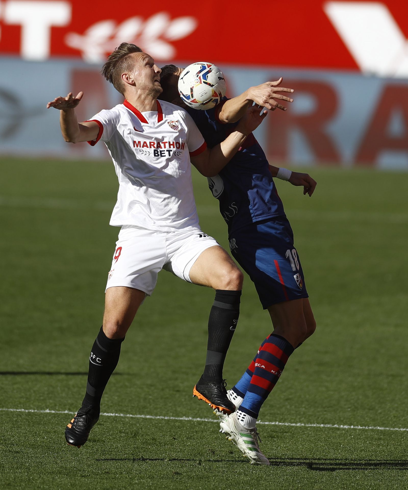 De Jong disputa un balón aéreo.