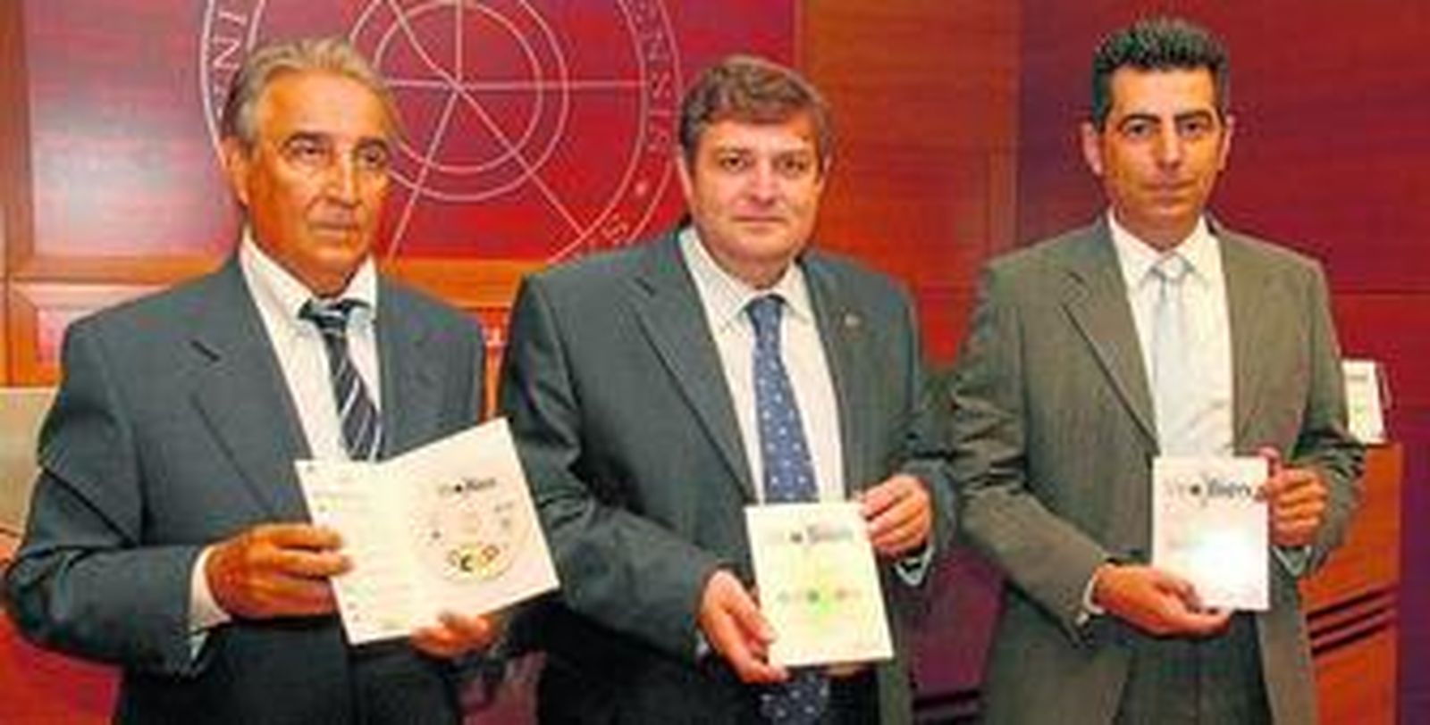 Cristóbal Guerrero, Francisco José Martínez y Miguel Ángel Vélez, ayer durante la presentación en la UHU: