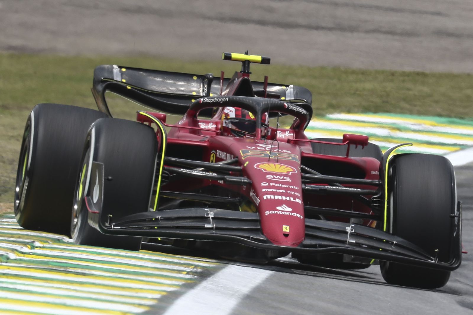 Carlos Sainz perderá cinco puestos en la parrila de este domingo en Interlagos.