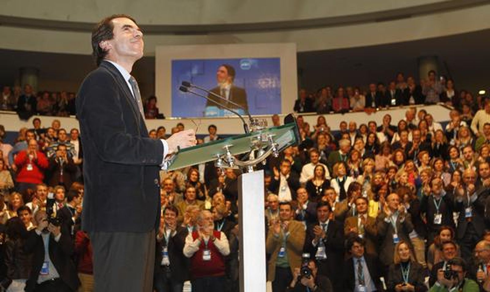 El ex presidente del Gobierno, José María Aznar, durante su discurso en la Convención del Partido Popular en Sevilla.

Foto: Antonio Pizarro