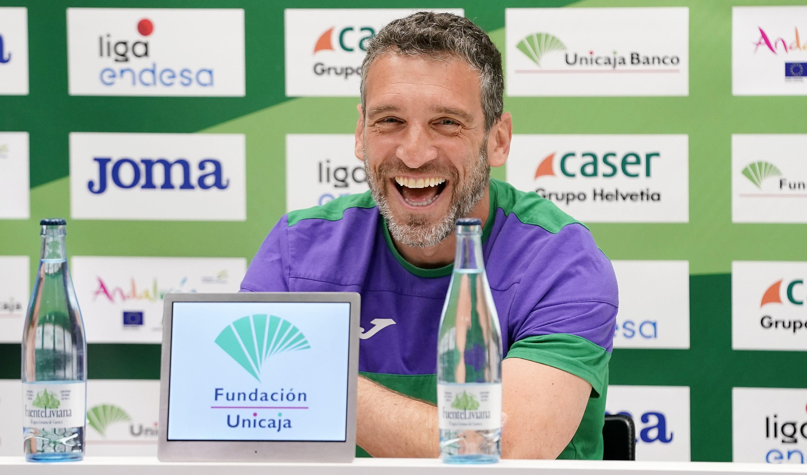 Ibon Navarro sonriendo durante la rueda de prensa.