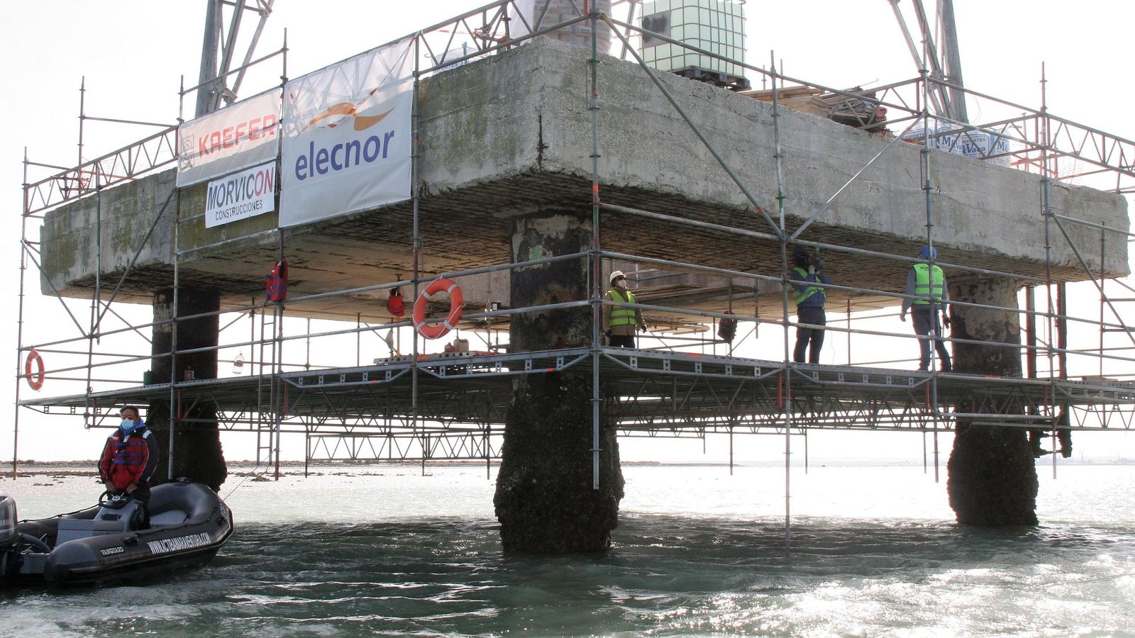 La salinidad y los vientos han terminado por corroer la estructura de hormigón sobre la que se se levantan las torres ubicadas en el mar.
