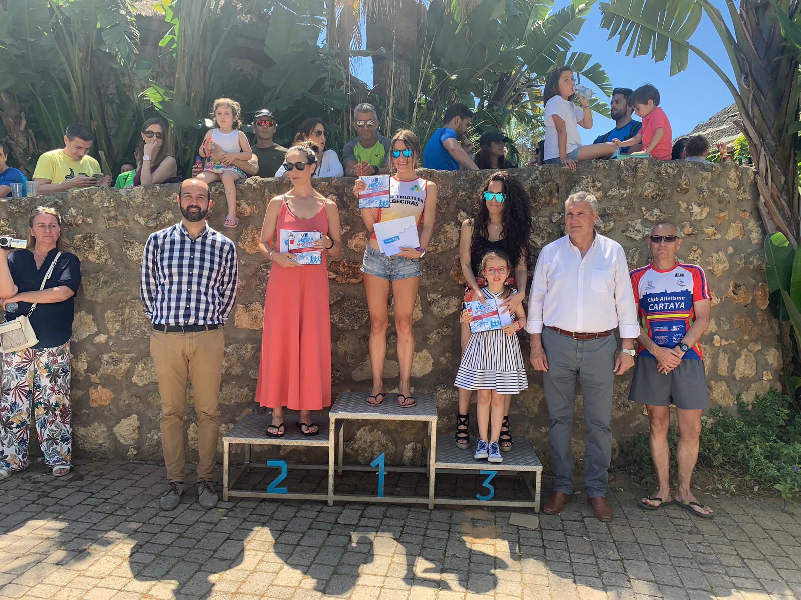 Las tres primeras de la general femenina posan junto a las autoridades.