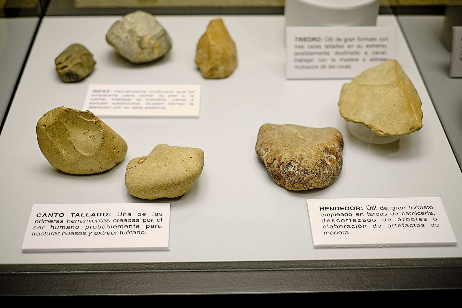 Piezas de ‘Las otras piedras de La Caleta’ , exposición sobre la ocupación paleolítica en Cádiz.