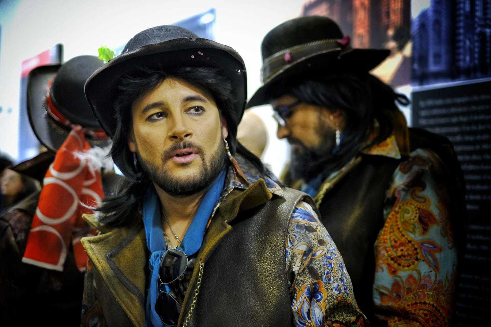 Andy Morales en camerinos con su comparsa 'El patio del 75'.