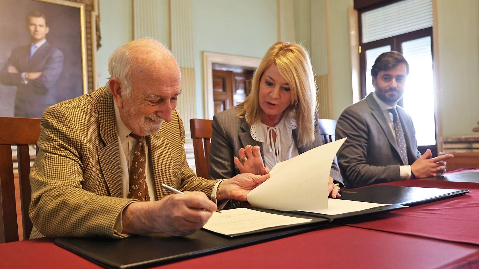 Francisco Dezcallar en el momento de la firma.