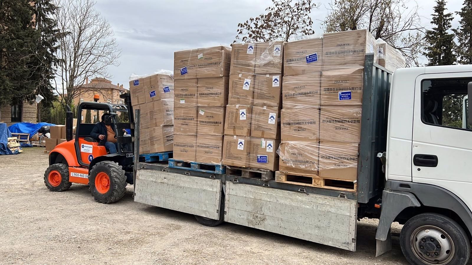 La Hermandad de La Aurora de Granada recoge 360.000 mascarillas y 700 euros en medicamentos para los refugiados de Ucrania