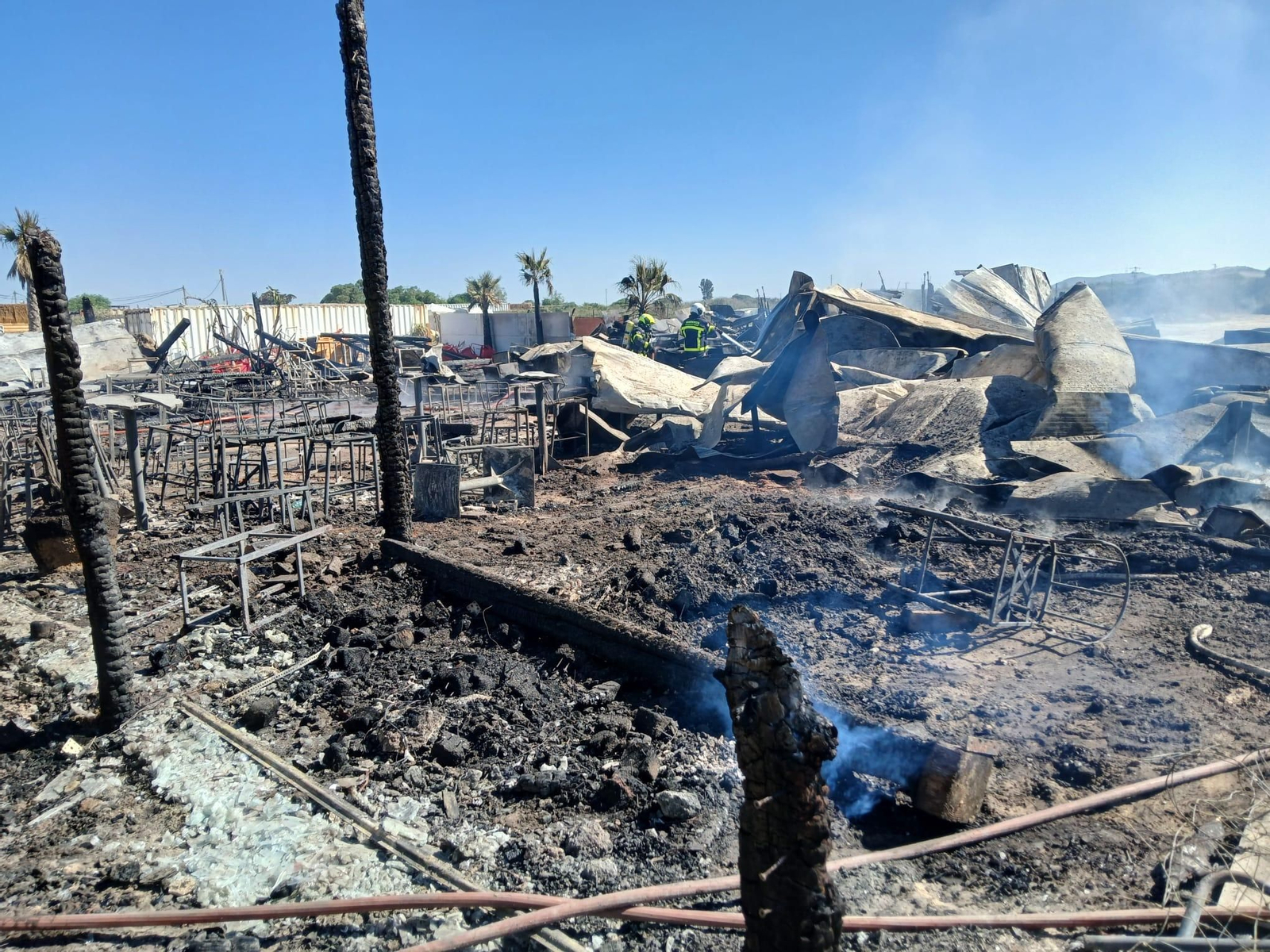Las imágenes del incendio del chiringuito El Arenal de El Palmar