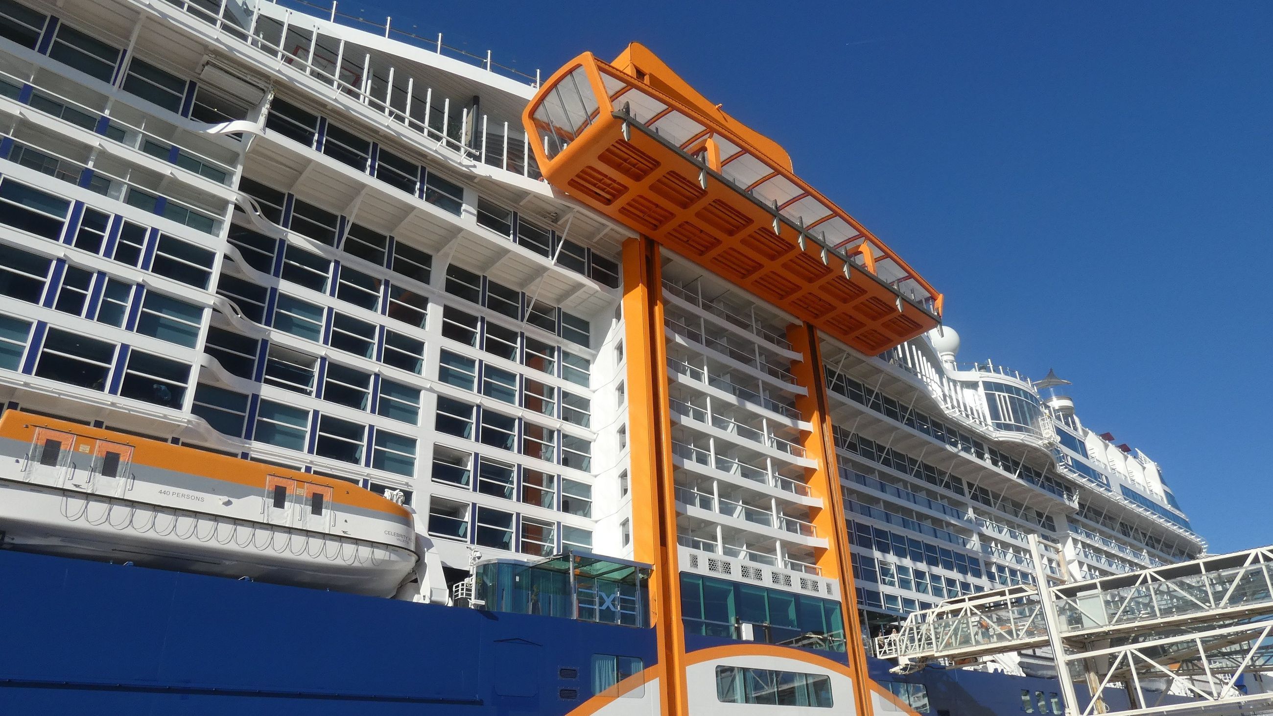 Un nuevo buque de crucero con un ascensor exterior visita Málaga