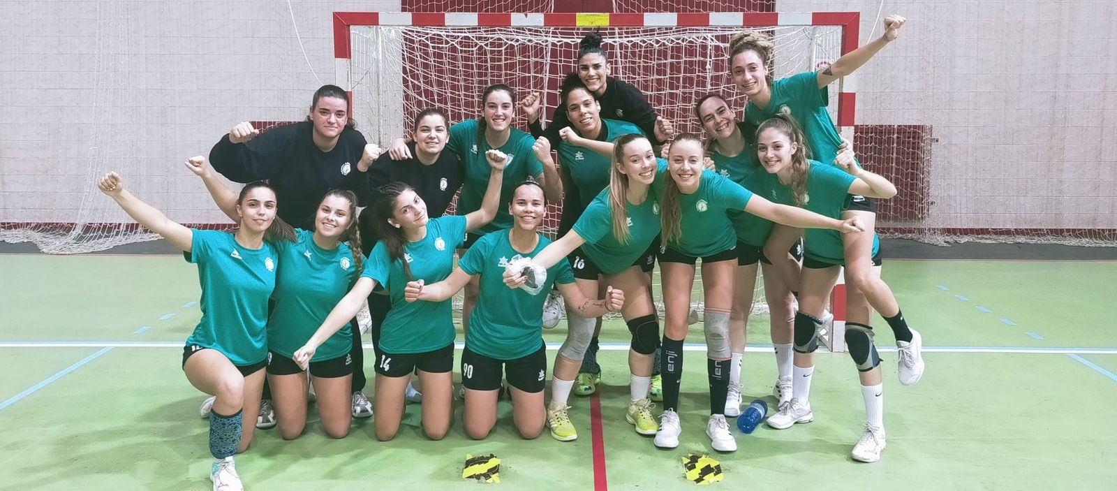 Las jugadoras del Itea Córdoba celebran el triunfo en Roquetas.
