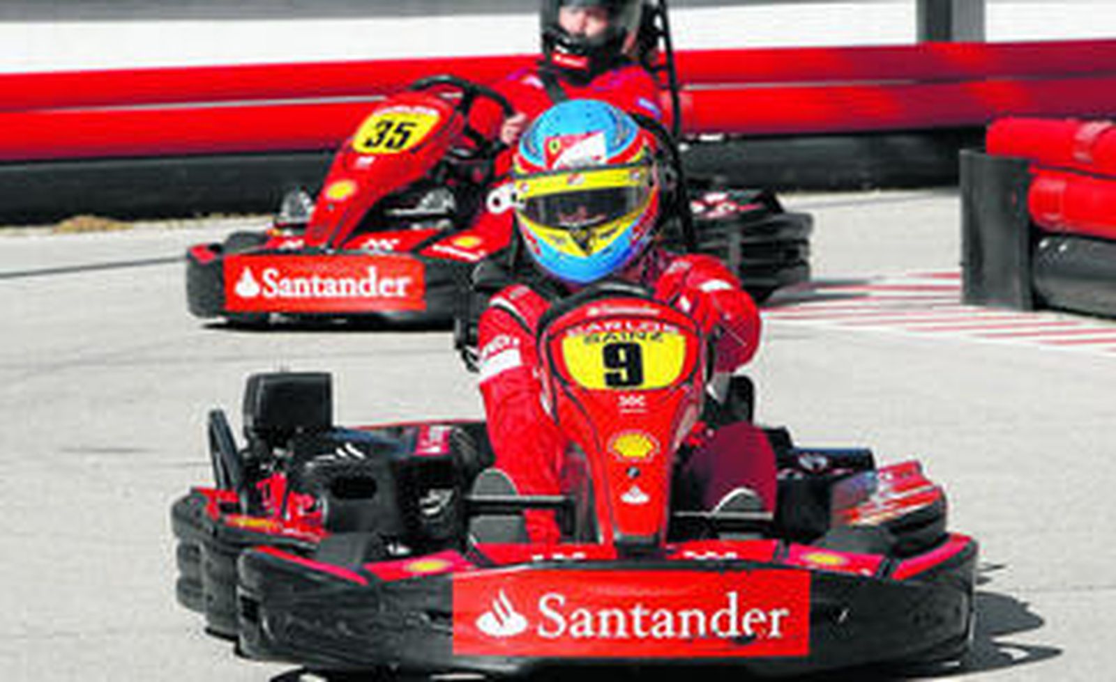 Fernando Alonso participa en una carrera de karts celebrada en Madrid.