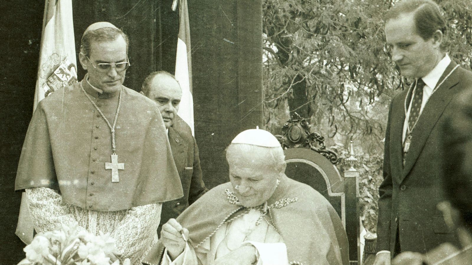 Juan Pablo II, en Sevilla, acompañado de Carlos Amigo (i) y Luis Uruñuela (d).