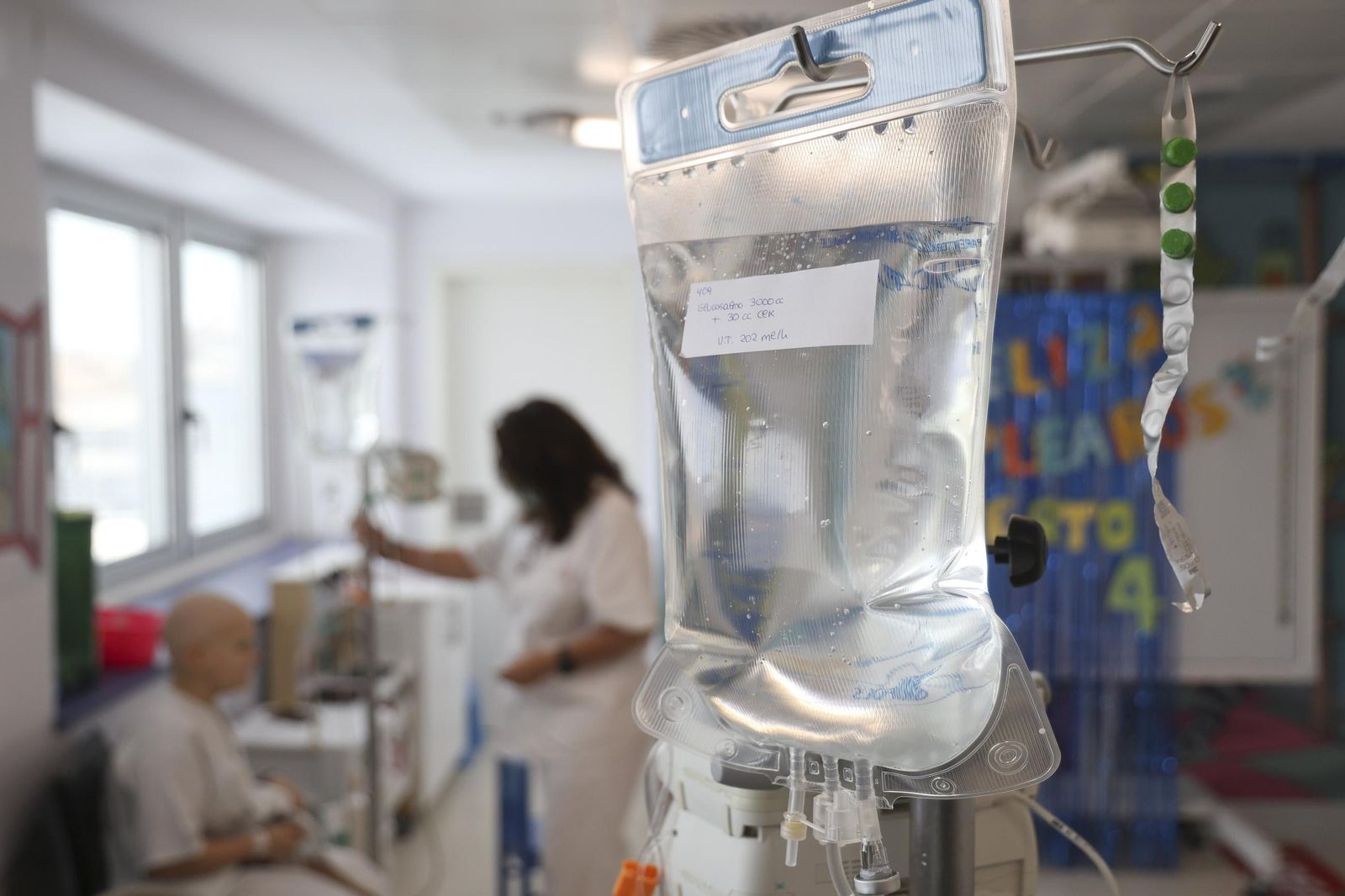 Una sanitaria atiende a un paciente.