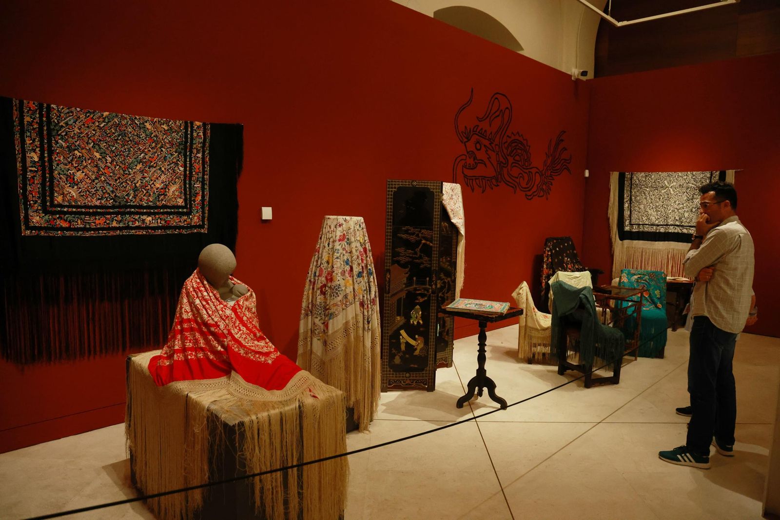 La nueva exposición de Mantones de Manila de la colección Perraut, en imágenes