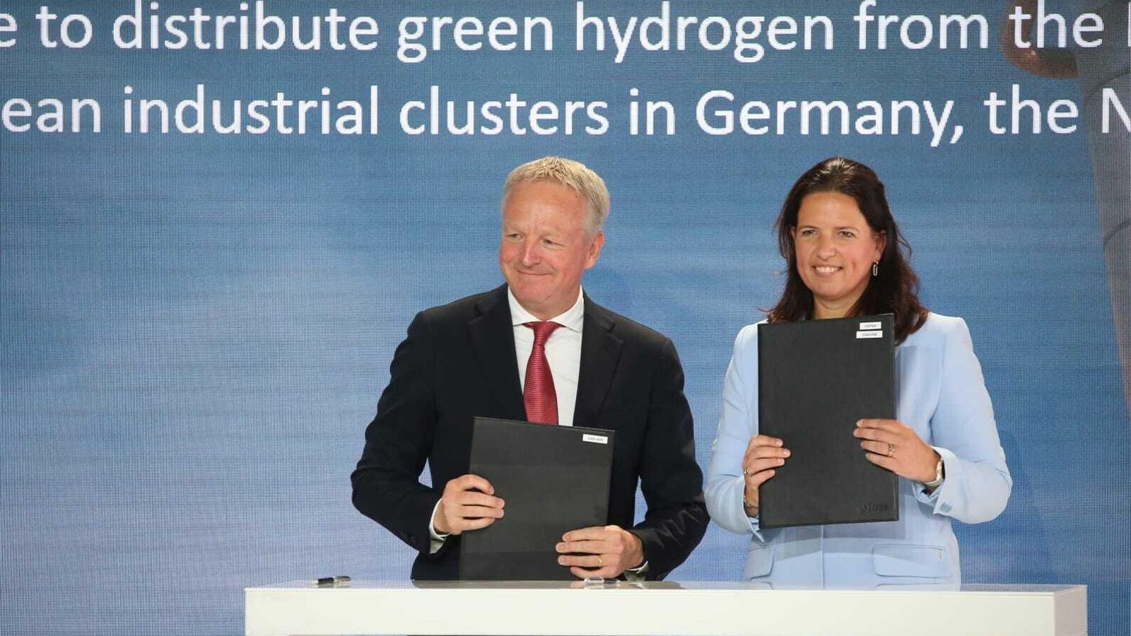 Maarten Wetselaar, consejero delegado de Cepsa, y Helmie Botter, de Gasunie, tras la firma de uno de los acuerdos para el corredor marítimo de hidrógeno verde. Maarten Wetselaar, consejero delegado de Cepsa, y Helmie Botter, de Gasunie, tras la firma de uno de los acuerdos para el corredor marítimo de hidrógeno verde.